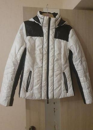 Куртка-пуховик жіноча moncler біло-чорна з капюшоном
