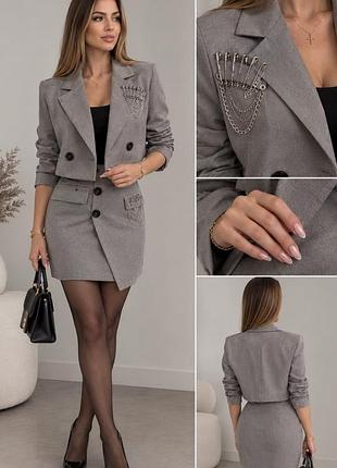 Жіночий костюм-двійка сірий з укороченим піджаком та спідницею