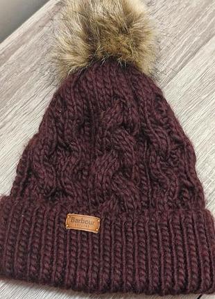 Жіноча шапка barbour з помпоном бордова