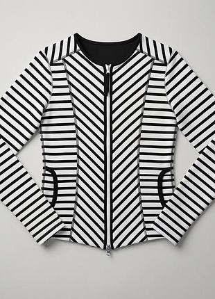 Спортивна кофта marc cain sports 🖤🤍

стильна кофта в чорно-білу смужку з діагональним принтом. застібається на блискавку, є зручні кишені.
