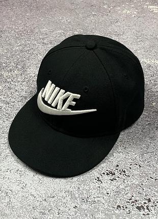 Стильный оригинальный снэпбэк nike pro futura cap (nike true) в классическом черном цвете