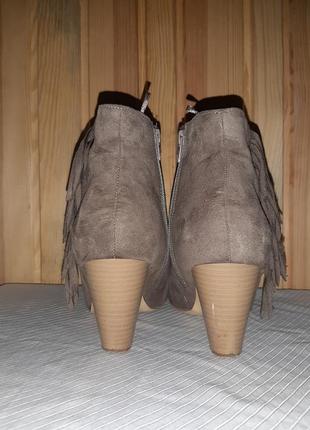 Бежевые деми ботиночки на среднем каблуке с бахромой6 фото