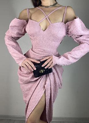 Розпродаж сукня prettylittlething міді з драпіруванням і відкритими плечима