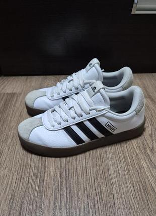 Кросівки adidas білі з чорними смужками