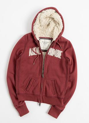 Ця куртка-толстовка abercrombie & fitch у глибокому, бордовому відтінку поєднує американський, вінтажний стиль і затишну естетику 2000-х. об’ємний ка