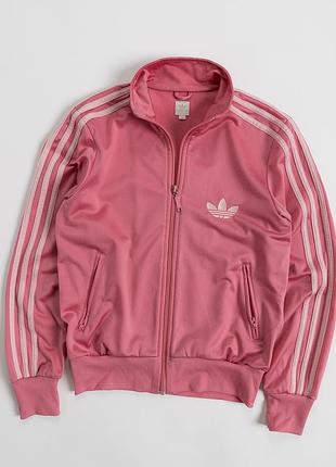 Рожева, жіноча олімпійка adidas у стилі 2000-х — яскраве поєднання спортивної класики та естетики y2k. модель вирізняється насиченим, рожевим кольоро