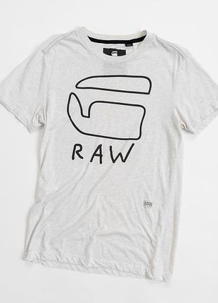 Світла, чоловіча футболка від g-star raw — вдалий вибір для тих, хто цінує мінімалізм із виразними деталями. модель виконана в