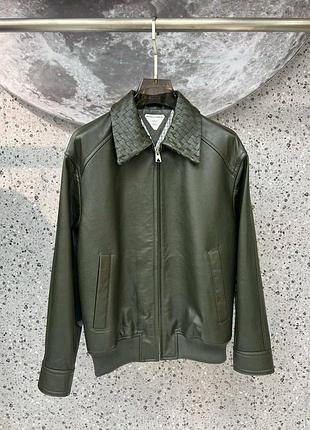 Чоловіча куртка-бомбер bottega veneta зі шкіри оливкового кольору