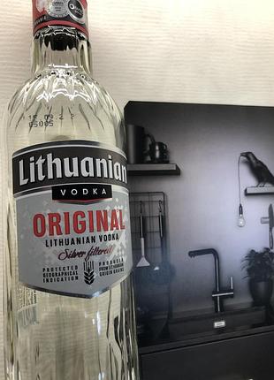Бутылка пустая от новой литовской водки ”lithuanian”,originall silver!дизайн рефлённого стекла! для декупажа/антуража/пилотажа! дарю к любому  лоту!!