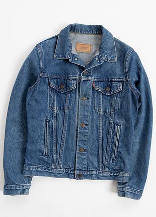 Вінтажна, джинсова куртка levis 70506 у насиченому, синьому відтінку з характерним ефектом природного вицвітання. модель вирізняється класични