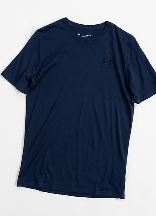 Темно-синя, чоловіча футболка under armour — універсальна модель для тих, хто цінує спортивну естетику, стриманий дизайн і комфорт у повсякденному гар