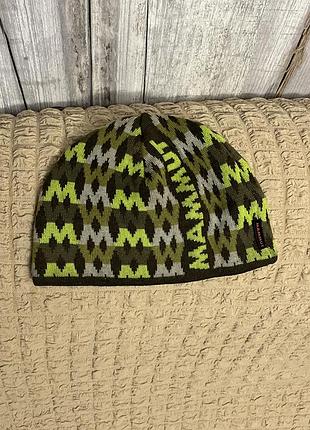 Зимняя вязаная шапка mammut dome beanie в оливково-зеленой расцветке (flint-aloe/aloe) с крупным фирменным текстовым принтом