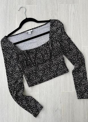 Чорний вкорочений лонгслів у квіти з прямокутною горловиною topshop розмір с