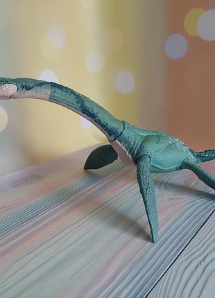 Фигурка эласмозавра (elasmosaurus) из серии jurassic world gigantic trackers от производителя mattel (артикул hlp26)