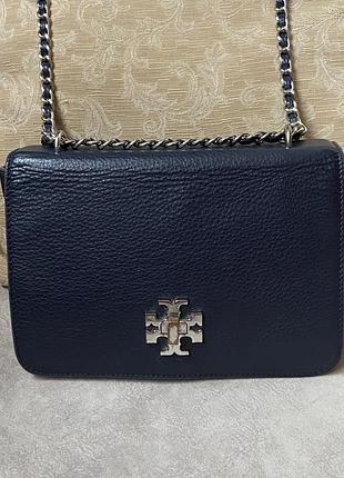Сумка шкіряна темно-синього кольору tory burch в гарному стані. довжина 23 см, висота 7 см, довжина ланцюжка 110 см. оргінальна