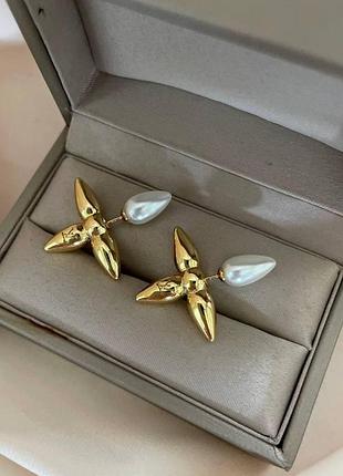 Сережки пусеты lv | позолота 18к и жемчужное покрытие