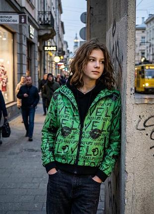 Стильна зелена куртка в стилі поп-арт із принтом 💚🖤