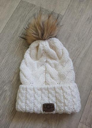 Шапка жіноча ugg біла в'язана з помпоном