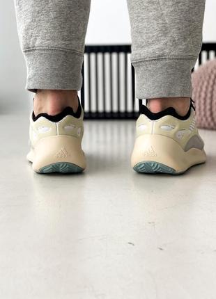 Крутейшие мужские кроссовки adidas yeezy boost 700 v3 серые с бежевым3 фото