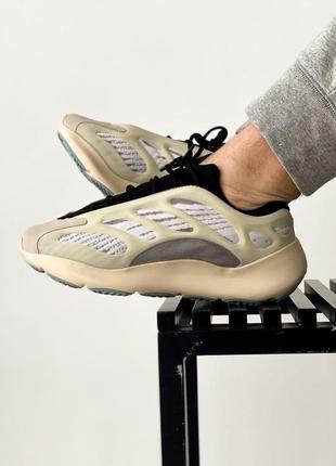 Крутейшие мужские кроссовки adidas yeezy boost 700 v3 серые с бежевым