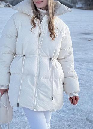 Жіночий зимовий пуховик молочного кольору