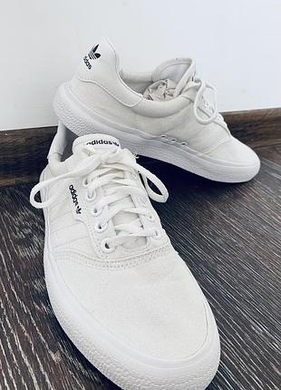 Оригінальні кросівки adidas вироблені у вʼєтнамі