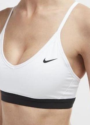 Спортивний топ з чорною нижньою резинкою та логотипом nike — nike indy bra
