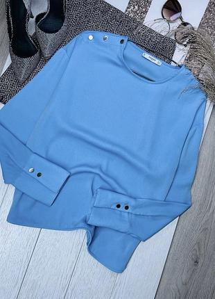 Блакитна блуза mango s oversize  пряма блуза з ґудзиками на плечах базова блуза прямого крою