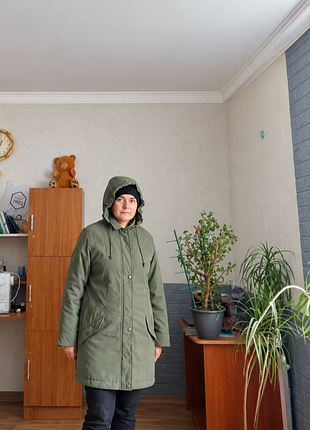 Жіноча демісезонна куртка хакі подовжена з капюшоном