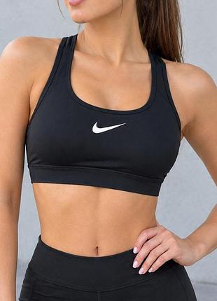 Спортивный топ nike, размер m
стильный черный спортивный топ с белым логотипом nike. 
бюстгальтер для тренувань nike swoosh medium support black