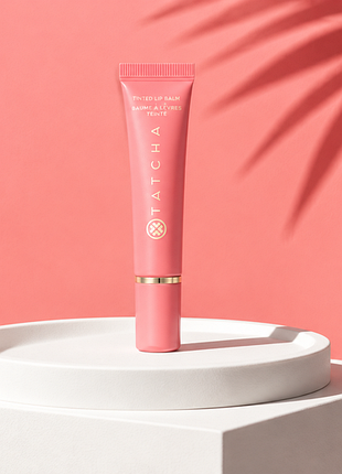 Увлажняющий тающий бальзам для губ с пептидами tatcha the melting lip balm volumizing &amp; restorative peptide treatment.