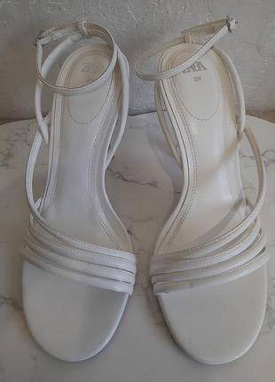 Білі босоніжки zara розмір 39. 2