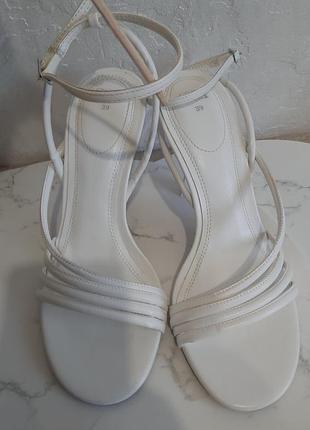 Білі босоніжки zara розмір 39. 4