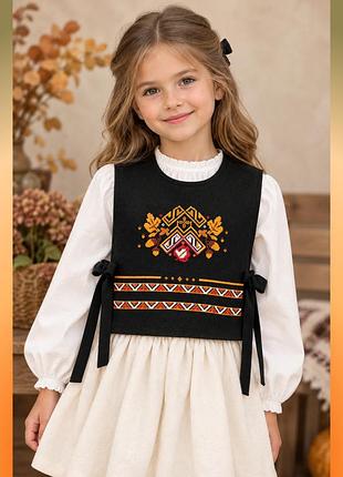 Черная манишка с вышивкой в теплых осенних оттенках 5-7 лет