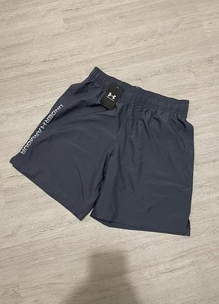 Чоловічі спортивні шорти under armour графітового кольору з написом