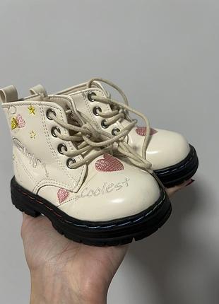 Дитячі зимові черевики молочного кольору зі шнурівкою