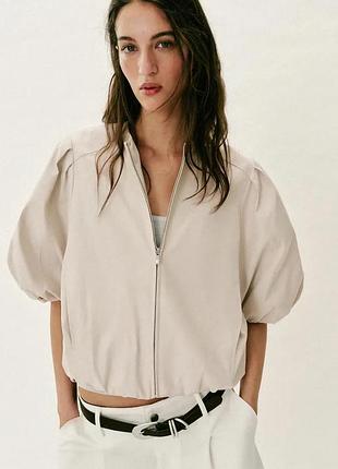 Бежевая куртка-бомбер zara с объемными рукавами