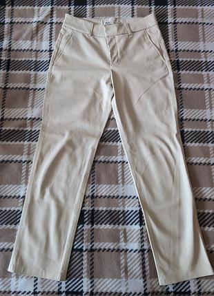 Брюки женские zara straight-leg faux leather trousers размер м, молочно-бежевые