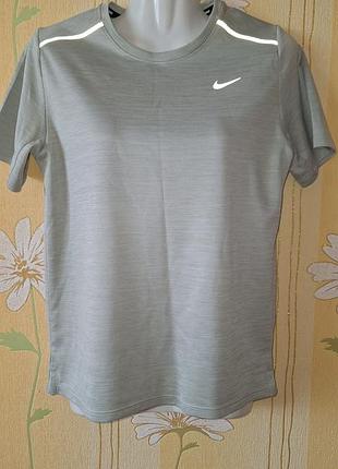 Спортивна футболка nike сіра