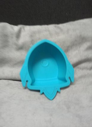 Голубая силиконовая детская тарелка присоска nuby supegrip rocket bowl.