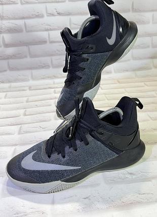 Кросівки. nike