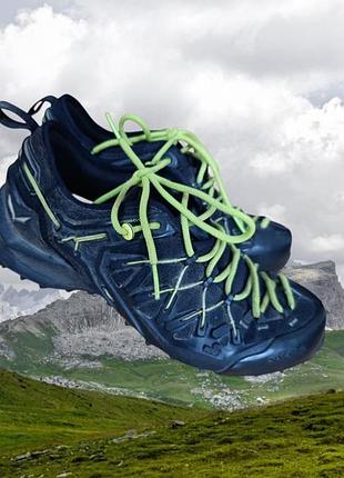 Трекінгові кросівки salewa wildfire edge (або версія з мембраною salewa ms wildfire edge gtx) у чорному кольорі з яскраво-салатовими шнурками
