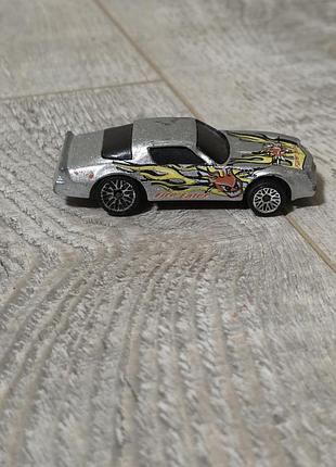 Коллекционная машинка hot wheels camaro z28 1982 года.