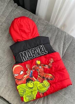 Яркая дутая жилетка marvel primark на 4-5 лет (размер 110) с капюшоном