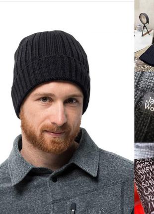 Шапка від бренду jack wolfskin