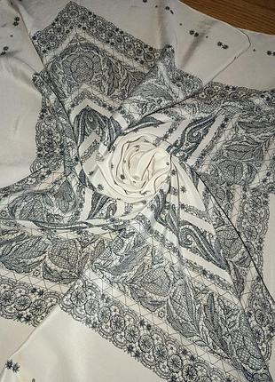 Симпатична вінтажна шовкова хустка молочного кольору з чорним візерунком
