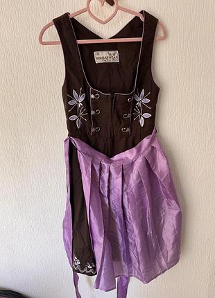 Дирндль (dirndl) — традиційну баварську та австрійську жіночу сукню