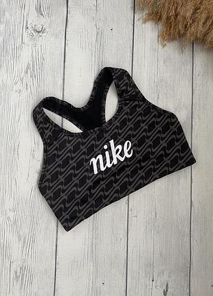 Женский спортивный топ-бра nike dri-fit swoosh icon clash волнистым принтом из логотипов swoosh и белой надписью nike спереди размер s (36)8