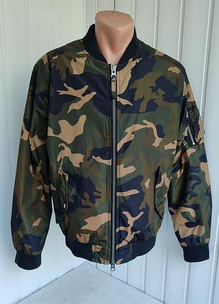 Камуфляжная куртка-бомбер topman. размер м.