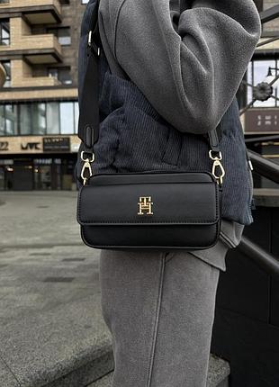 Чорна сумка tommy hilfiger через плече